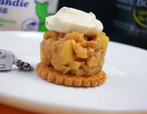 Galette sablée, compotée de pommes au cidre et caramel et crème crue
