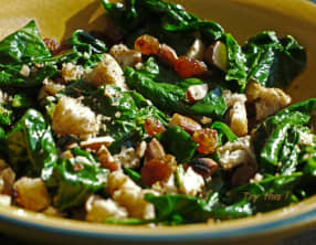 Epinards sautés, croûtons aux fruits secs