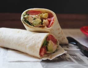 Wrap au poulet, sauce yaourt et coriandre