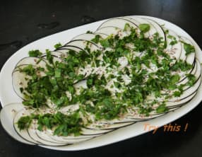 Carpaccio de radis noir, sauce moutarde