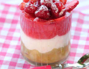 Fraises et framboises sur mousse de fromage blanc et compote de rhubarbe