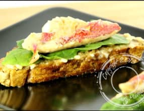 Filet de rouget grillé sur pan con tomata et jeunes pousses d’épinards