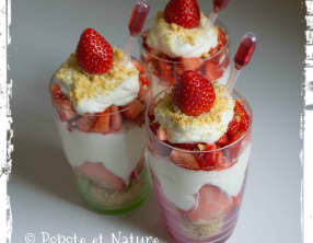 Gourmandises aux fraises à la chantilly au mascarpone et aux sablés breton