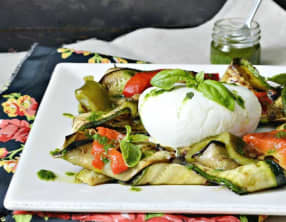 salade de mozzarella di bufala aux légumes grillés à la plancha et pesto