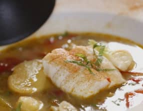 nage de poisson aux légumes nouveaux et au basilic
