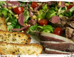 Salade périgourdine au magret séché et au foie gras maison