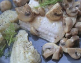 Loup de mer à la bière blanche et au citron, purée de fenouil