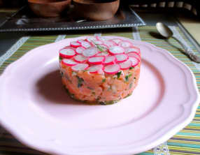 Tartare de saumon, malossol et radis roses
