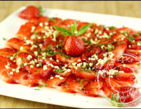 Carpaccio de fraises à la menthe et amandes grillées