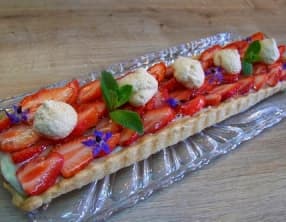 Tarte feuilletées aux fraises sur crème pâtissière vanillée et petites meringues