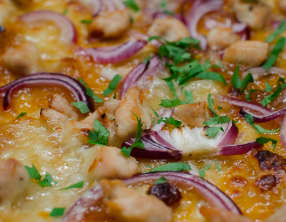 Pizza au poulet et au chutney de mangue