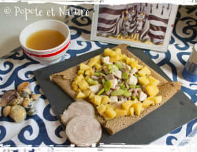 Galette bretonne à l'andouille aux pommes cidrées et aux fèves