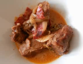 Sauté de veau au cidre, sauge, thym doux, origan, sauce tomate et chorizo