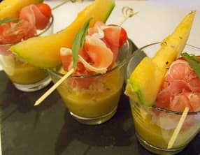 Soupe de Melon à l'estragon et crème de balsamique jambon de Serrano pour un apéro gourmand