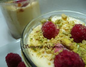 Cheesecakes aux framboises et pistaches.