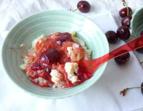 Riz au lait à la rhubarbe et à la cerise