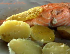 Saumon et pommes de terre, beurre au sel fumé