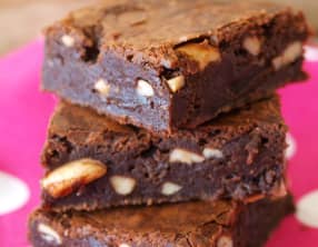 Brownies aux noix de cajou, citron vert et cardamome