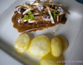 Filet mignon sauce café-crème, croustillants de poireau