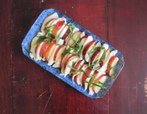 Salade de pêches et mozzarella