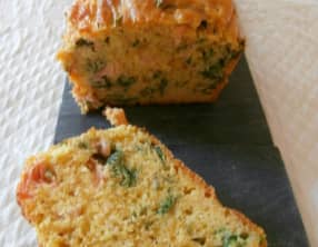 Cake saumon fumé, persil, coriandre et curry