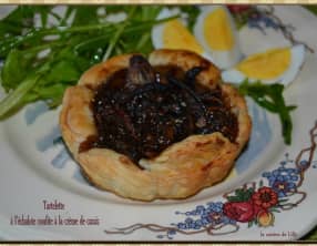 Tartelette à l'échalote confite à la crème de cassis