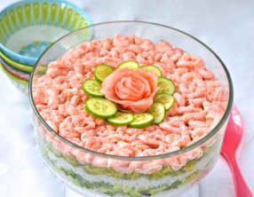 Salade de riz et crevettes comme un maki géant