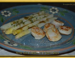 Salade tiède d'asperges et St Jacques rôties