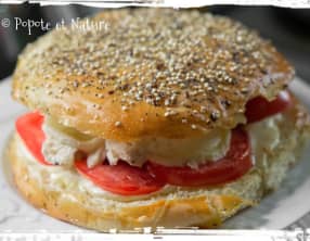 Hamburgers au poulet, aux tomates et au crottin de Chavignol