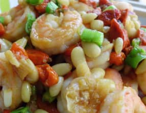 Crevettes sautées aux baies de goji et pignons