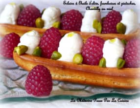 Eclairs à l'huile d'olive, framboises et pistaches, chantilly au miel