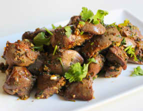 Foies de volaille marinés et poêlés a l'ail et poivre de kampot noir