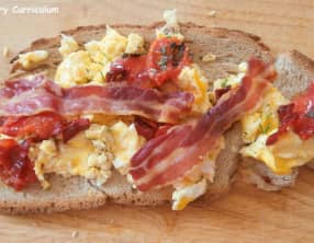Bruschetta oeufs brouillés à la ciboulette
