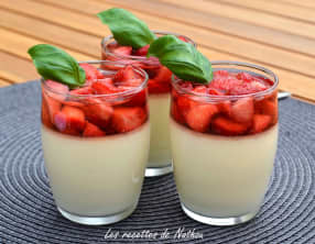 La vraie panna cotta et ses fraises au sirop de violette