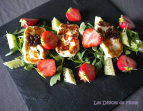 Salade de halloumi, roquette, fraises et caviar de concombre