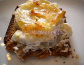 Pain d’épices au fromage de chèvre, poires et sirop de Liège