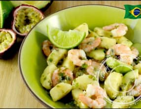 Salade de crevettes, avocat, fruits de la passion et banane