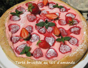 Tarte briochée lait d'amande-fraise