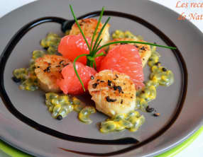 Noix de St Jacques poêlées au poivre de Timut, pamplemousse rose et fruit de la passion