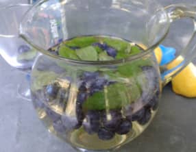 Punch fruité au vin blanc et aux myrtilles