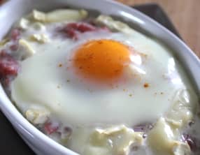 Oeuf cocotte au poireaux, bacon et chèvre light