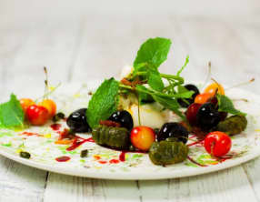 Sablé pistache comme un gnocchi, cerises, lard et burrata