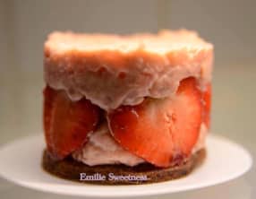 Riz au lait fraise tagada accompagné de fraises et d'un biscuit sablé