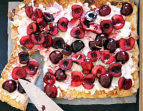 Tarte rustique aux cerises, ricotta et amandes