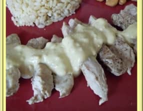 Poulet au curry lait de coco et noix de cajou.