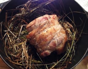 Selle d'agneau cuite au foin
