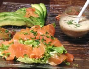 Salade au saumon fumé et à l'avocat
