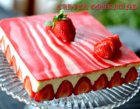 Fraisier et son décor marbré en pâte d'amande