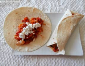 Wrap chaud tomates, poivrons, oignons et chèvre frais