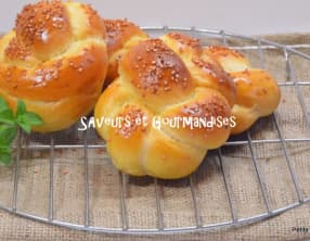 Petits pains torsadés.